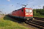 112 190 stellt am Abend des 20.5.2017 den RE5 (RE4367) nach Oranienburg im Rostocker Hauptbahnhof bereit.