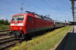 120 114-4 verlässt am 21.5.2017 mit dem IC2301 von Warnemünde nach München Hauptbahnhof den Rostocker Hauptbahnhof.