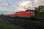 112 184 schiebt am 13.8.2017 den RE5 (RE4355) nach Wünsdorf-Waldstadt aus dem Rostocker Hauptbahnhof.