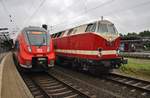 119 158-4 trifft am 12.8.2017 mit dem DPE20061  Hanse-Sail-Express  von Berlin Schöneweide nach Warnemünde im Rostocker Hauptbahnhof auf 442 338-0 als S1 nach Warnemünde.