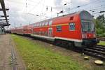 RE18440 von Berlin Hauptbahnhof (tief) nach Rostock Hauptbahnhof verlässt am 12.8.2017 den Zielbahnhof in Richtung Süden/BW. Zuglok war 112 165.