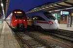 442 840-5 trifft am 10.2.2018 als RE1 (RE13992) nach Bad Kleinen im Rostocker Hauptbahnhof auf 411 005-2  Dresden  als ICE1720 von München Hauptbahnhof.