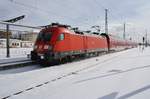 182 023-2 erreicht am 27.2.2018 mit dem RE5 (RE92424) von Oranienburg den Rostocker Hauptbahnhof.