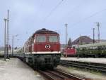 Rostock Hbf, 1989. Der aus Stralsund kommende Schnellzug, bespannt mit der 132400, fhrt nach kurzem Aufenthalt, weiter Ri. Lbeck, HH-Altona.