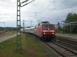 Der IC 1906 Rostock-Warnemnde besteht aus lediglich 3 Wagen. Er fhrt zunchst mit  IC 2216 (Stuttgart-Binz) bis Rostock Hbf, wird dann abgekoppelt und fhrt dann, als  Kurswagen  gehandelt, nach Wam. Eine Stunde spter kommt er wieder leer in den Hbf zurck, um in das Bw einzurcken. Hier fhrt 120 102-9 in Rostock Hbf ein
18.06.2011