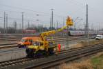 Ein Zweiwegefahrzeug befand sich am 24.03.2012 an der Sdausfahrt des Rostocker Hauptbahnhofes. In Folge des Einbaus einer Bauweiche musste die Oberleitung entsprechend angepasst werden, wie man gut sehen kann. 