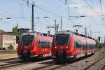 Während 442 849-6 auf die Leistung als S1 nach Warnemünde wartet, erreicht 442 859-5 als S2 von Güstrow nach Warnemünde den Rostocker Hauptbahnhof. (22.7.2016)