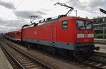 112 111 brachte soeben den RE5 (RE4354) aus Elsterwerda nach Rostock Hauptbahnhof. Nun wird sie für die Rückfahrt mit dem RE4361 aufgerüstet. (28.7.2016)