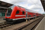 RE5 (RE4361) von Rostock Hauptbahnhof nach Elsterwerda wartet am 28.7.2016 im Startbahnhof auf die Abfahrtszeit. Schublok war die Berliner 112 111.