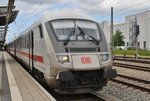 Auf dem Weg vom Ostseebad Binz nach Stuttgart Hauptbahnhof muss in Rostock Hauptbahnhof Kopf gemacht werden. Am 28.7.2016 ist es IC2213, der hier während seiner 20minütigen Wendezeit in der Hansestadt steht. Zug- bwz. Schublok war 101 103-0.
