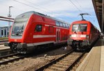 Während 182 009 soeben den RE1 (RE4309)  Hanse-Express  von Hamburg Hauptbahnhof nach Rostock Hauptbahnhof gebracht hat, macht sich auf dem Nachbargleis der RE5 (RE4361) mit 114 005 nach