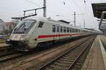 IC2301 von Warnemünde nach München Hauptbahnhof wartet am 4.2.2017 im Rostocker Hauptbahnhof auf Abfahrt. Zuglok war 120 104-5.