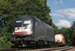 MRCE ES 64 U2-097 mit DGS 41062 (TXL, Melzo–Wanne-Eickel) am 08.07.2011 in Rdesheim (Rhein), aufgenommen von der unmittelbar neben dem Bahndamm verlaufenden Uferpromenade