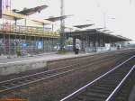 Am 08.05.2005 bot der Neubau des Bahnhofsgebudes in Rsselsheim dem Fotografen diesen Anblick, rechts von der Dachkonstruktion des knftigen Empfangsgebudes das alte denkmalgeschtzte Bahnsteigdach, das aus diesem Grund erhalten bleibt. 