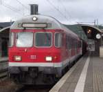 Eine Regionalbahn nach Bamberg steht am 30. Dezember 2011 mit fhrendem Farbsonderling 82-34 144-9 (Bnrdzf 477.2) im Bahnhof Saalfeld (Saale).