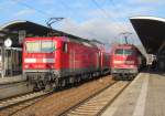 143 859-7 und 111 201-0 stehen am 28. Dezember 2012 mit ihren Regionalbahnen in Saalfeld (Saale).