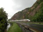 Bei miesem Regenwetter fuhr ein ICE in Saalfeld an der Bohlenwand vorbei,aus  Mnchen kommend ber Nrnberg. 26.2.2012