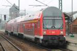 Eine Regionalbahn nach Naumburg am 12. April 2014 im Bahnhof Saalfeld (Saale). 143 576-7 hängt am Ende des Zuges.