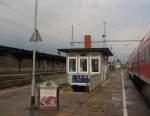 Das ehemalige Gebude der Bahnsteigaufsicht auf dem Bahnsteig 2 und 3, am 12.04.2012 in Sangerhausen.