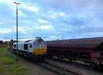 Euro Cargo Rail, Class 66, 274 045-8 ( 9280 1266 445-6 D-DB ) beim umsetzen in Schwandorf am 27.10.2023.