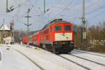 In Schwerin kommt die 232 903 mit E-Lok und Hilfszug von Bad Kleinen eingefahren. 15.02.2010