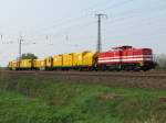 Diesellok der Baureihe V 100 der HGB im Bahnhof Schwerin Grries mit einem Bauzug am 29.04.2011