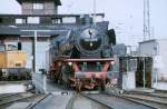 Dampflok 042 271 7 im ehemaligen BW Schwerin heute Eisenbahn und Technikmuseum , auf der Drehscheibe im Jahre 1994