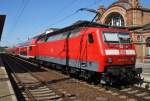 Hier 120 201-9 mit einem RE1 (RE4313)  Hanse-Express  von Hamburg Hbf. nach Rostock Hbf., bei der Einfahrt am 21.7.2014 in Schwerin Hbf. 