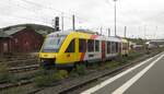 Ein HLB LINT27 (VT208) steht mit laufendem Motor im Siegener Hauptbahnhof an einem Gleis ohne Bahnsteig. Wahrscheinlich zu Schulungszwecken?