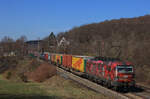 Am 30. März 2021 zog der Offroad Vectron 193 555 von TX Logistik einen KV-Zug nach Italien durch Wilnsdorf-Rudersdorf. 