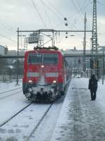 Hier fhrt 111010, auch wenn man die Nummer wegen der stark vereisten Lokfront nicht erkennt, zusammen mit 111096 und ihrem RE9 voller Fussballfans am 18.12. in Siegen ein.