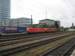 2 x Br 185 mit einer rollenden Landstrae und einigen Containerwagen wartet am 7. Juni 2008 in Singen (Htw) darauf, nach Schaffhausen ausfahren zu drfen.