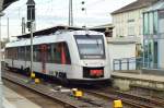 Der Abellio Triebwagen VT 121205/648 005-4 verlässt hier geragde den Hauptbahnhof Solingen-Ohligs in Richtung Solingen Mitte als S7. Quasi zum ehemaligen Hauptbahnhof. Sonntag den 9.11.2014