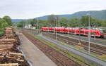 DB 1462 048 als RE 4951  Franken-Thüringen-Express  nach Coburg, am 04.05.2024 bei der Ausfahrt in Sonneberg (Thür) Hbf.
