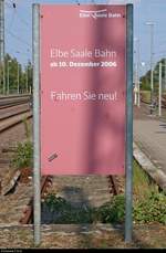  Fahren Sie neu! 
Nach über 12 Jahren ist dieses Schild der Elbe-Saale-Bahn (DB Regio Südost) im Bahnhof Stendal nunmehr Geschichte, denn seit dem 9.12.2018 übernimmt Abellio Rail Mitteldeutschland die Linien des  Dieselnetzes Sachsen-Anhalt  (DISA).
Auch Dennis Fiedler hat ein Bild davon eingestellt: http://www.bahnbilder.de/bild/deutschland~dieseltriebzuege~br-642-desiro/1118752/fahren-sie-neu-zum-damaligen-fahrplanwechsel.html.
[7.8.2018 | 17:14 Uhr]