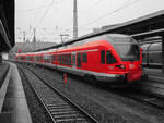 Bei dem ollen Wetter benötigt man ohnehin nicht mehr als eine Farbe: Baureihe 429 mit RE9 nach Rostock in Stralsund Hbf, 11.01.2018.