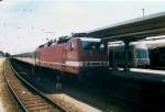 143 661 im Juli 1998 mit einem Interregio im Bahnhof von Stralsund.