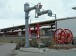 Aus der Dampflokzeit: Wasserkran und Triebachse am Bahnhof Stralsund   ausgestellt.