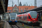 UBB und DB Triebwagen stehen abfahrbereit an den Bahnsteigen in Stralsund.