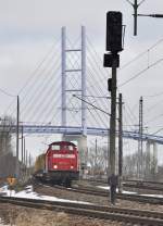 es scheint fast geschafft, 346 852 hat den Holzzug oben, aus dem Stralsunder Stadthafen zum Rgendammbahnhof Stralsund, 12.01.2011