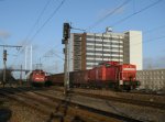 Whrend 139 314 wartete stellte 298 318 die Wagen aus dem Hafen fr die 139er,am 13.November 2013,in Stralsund Rgendamm bereit.