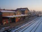 Und die S Bahn fhrt in den Bahnhof Strausberg ein,aber sie hlt nicht an! Weil der S Bahnsteig liegt auf der anderen Seite der Brcke. Ein Provisorium was man nie gendert hat,in 50Jahren nicht! Tief verschneit,aber ich kram auch noch ein paar Sommerbilder raus...