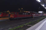 Am späten Abend hat 111 174-9 ihren RE gerade in den Stuttgarter Hauptbahnhof gebracht. 19.03.2017
