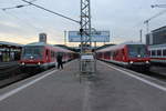 2 Wittenberger Steuerwagen links nach Würzburg und rechts nach Osterburken am 9.12.16 in Stuttgart Hbf 