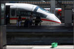 Ein grüner Eimer und ein ICE mit Überrollbügel -

Hauptbahnhof Stuttgart, 13.07.2017 (M)