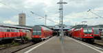 Vollbesetzte Gleise im Stuttgarter Hauptbahnhof am 10.07.2017:Links fahren zwei 218 mit dem IC 2012 ein, daneben treffen sich ein Doppelstock-Steuerwagen älterer Bauart und die 147 007, hinter