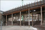 . Im zukünftigen Gleisvorfeld -

... am Nordkopf des neuen Stuttgarter Hauptbahnhofes. Die Kriegsbergstraße führt auf einer Behelfsbrücke über die große Baugrube. Im Hintergrund sind die beiden zugehängten Tunnelöffnungen erkennbar, links für die Gleise stadteinwärts, rechts für Stadtauswärtsgleise nach Feuerbach und Bad Cannstatt. Im Bereich des Gleisvorfeldes werden die acht Bahnsteiggleise auf vier Zufahrtsgleise zusammengeführt.

Tage der offenen Baustelle, 05.01.2018 (M)