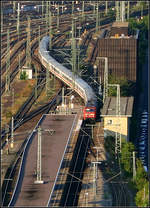 Blick vom Stuttgarter Bahnhofsturm - 

Das Bild habe ich nochmals neu bearbeitet, man lernt dabei nie aus. Ich hoffe die Schärfe ist jetzt zufriedenstellend. Das Bild ist nur ein kleiner Ausschnitt einer eigentlich weit größeren Aufnahme. 

22.09.2005 (M)