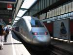 TGV Einheit 4405  wird den Stuttgarter HBf bahnhof bald asl TGV 9574 nach Paris Gare de Est verlassen 26.7.07