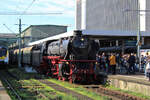 DGM 41 018 steht mit einem Sonderzug anlässlich der Veranstaltung 100 Jahre Stuttgart Hbf bereit zur Fahrt nach Stuttgart-Vaihingen.